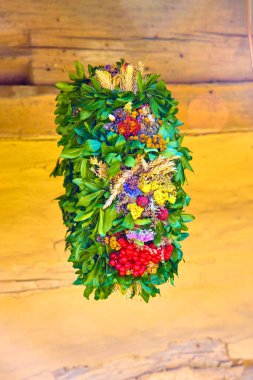 Geleneksel bir Ukrayna tılsımı. Yaz bitkileri ve meyvelerden yapılmış.