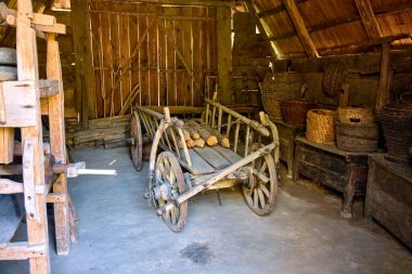 Ahırdaki eski bir Ukrayna arabası.