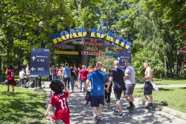 Kiev, Ukrayna - 26 Mayıs 2018: Kiev, Real Madrid ve Liverpool arasında Uefa Şampiyonlar Ligi Finali maç günü futbol taraftarları Shevchenko Park ağırlıyor