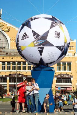 Kiev, Ukrayna - 26 Mayıs 2018: fotoğrafta büyük futbol Uefa Şampiyonlar Ligi Finali günün hiç maçı ile Real Madrid vs Liverpool futbol taraftarları