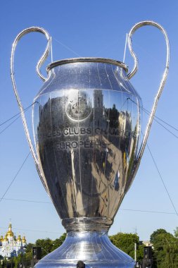 Kiev, Ukrayna - 26 Mayıs 2018: Uefa Şampiyonlar Ligi Kupası büyük kopyasını Kiev Sophia meydanında