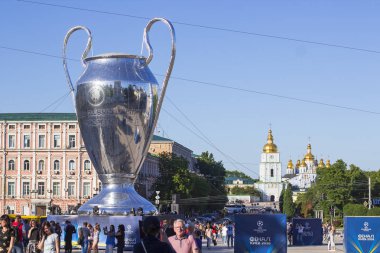 Kiev, Ukrayna - 26 Mayıs 2018: Uefa Şampiyonlar Ligi Kupası büyük kopyasını Kiev Sophia meydanında