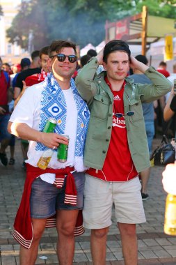 Kiev, Ukrayna - 26 Mayıs 2018: Real Madrid vs Liverpool Liverpool futbol taraftarları Uefa Şampiyonlar Ligi Finali için bekleyen Shevchenko Park'ta maç