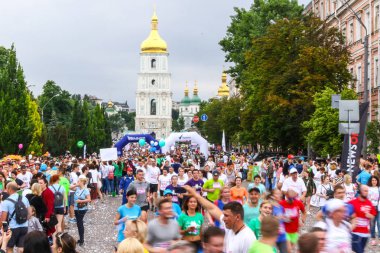 Kiev, Ukrayna - 3 Haziran 2018: Sporcular ve Amatör sokaklarda 26 Kiev kestane sadaka çalıştırmak 2018 sırasında çalıştırma