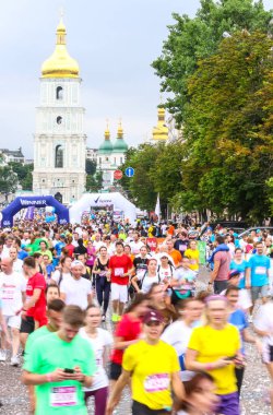 Kiev, Ukrayna - 3 Haziran 2018: Sporcular ve Amatör sokaklarda 26 Kiev kestane sadaka çalıştırmak 2018 sırasında çalıştırma