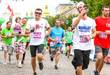 Kiev, Ukrayna - 3 Haziran 2018: Sporcular ve Amatör sokaklarda 26 Kiev kestane sadaka çalıştırmak 2018 sırasında çalıştırma