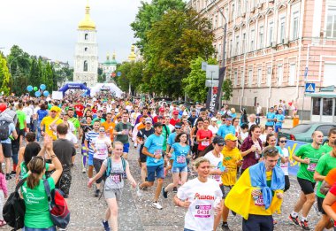 Kiev, Ukrayna - 3 Haziran 2018: Sporcular ve Amatör sokaklarda 26 Kiev kestane sadaka çalıştırmak 2018 sırasında çalıştırma