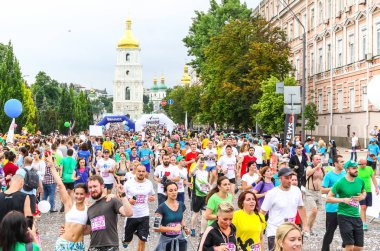Kiev, Ukrayna - 3 Haziran 2018: Sporcular ve Amatör sokaklarda 26 Kiev kestane sadaka çalıştırmak 2018 sırasında çalıştırma