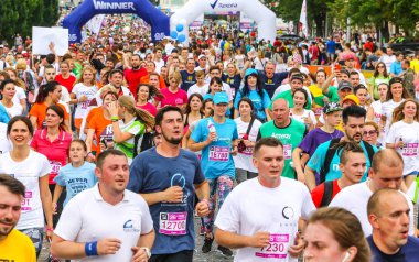 Kiev, Ukrayna - 3 Haziran 2018: Sporcular ve Amatör sokaklarda 26 Kiev kestane sadaka çalıştırmak 2018 sırasında çalıştırma