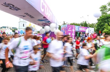 Kiev, Ukrayna - 3 Haziran 2018: Sporcular ve Amatör sokaklarda 26 Kiev kestane sadaka çalıştırmak 2018 sırasında çalıştırma