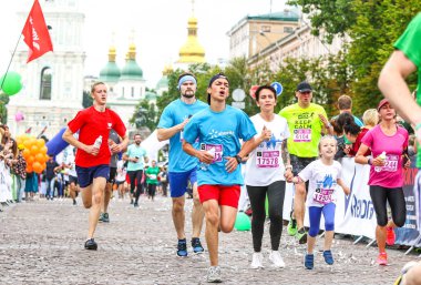 Kiev, Ukrayna - 3 Haziran 2018: Sporcular ve Amatör sokaklarda 26 Kiev kestane sadaka çalıştırmak 2018 sırasında çalıştırma
