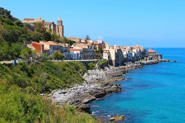 Cefalu ve güzel Akdeniz'in Sicilya, İtalya üzerinde kayalık sahil