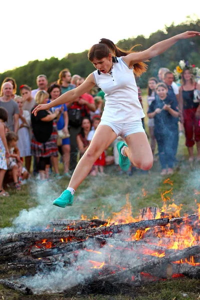 乌克兰基辅 2018年7月6日 年轻女子跳过篝火圣火在传统斯拉夫庆祝伊万娜库帕拉假日在 Pirogovo 露天乌克兰民俗博物馆 — 图库照片