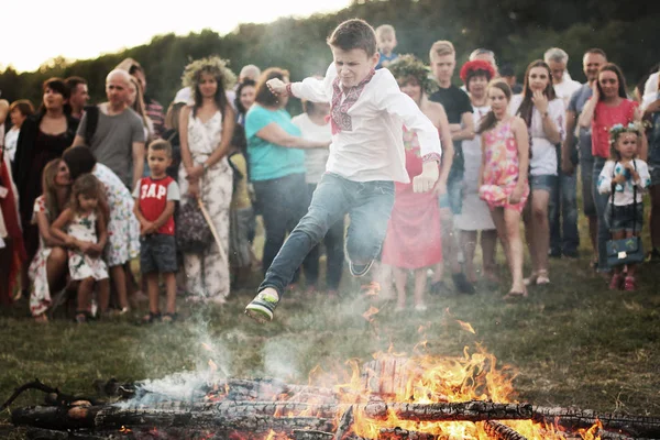 乌克兰基辅 2018年7月6日 年轻男孩跳过篝火圣火在传统的斯拉夫庆祝伊万娜库帕拉假日在 Pirogovo 露天乌克兰民俗博物馆 — 图库照片