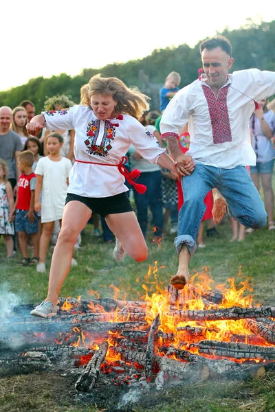 Kyiv Ukraine July 2018 People Jump Flames Bonfire Traditional Slavic — Stock Photo, Image