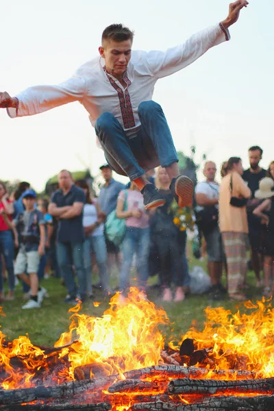 乌克兰基辅 2018年7月6日 年轻男子跳过篝火圣火在传统的斯拉夫庆祝伊万娜库帕拉假日在 Pirogovo 露天乌克兰民俗博物馆 — 图库照片