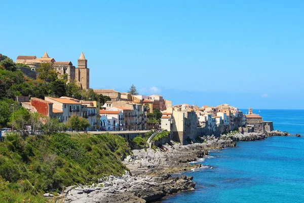 Cefalu ve güzel Akdeniz'in Sicilya, İtalya üzerinde kayalık sahil