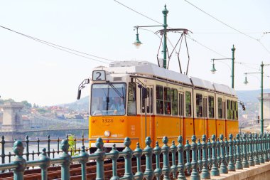 Budapeşte, Macaristan - 5 Mayıs 2018: Eski turuncu tramvay Tuna Nehri kıyısında