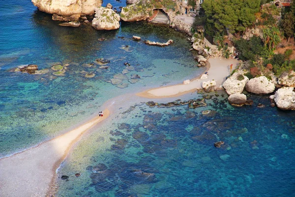Piękna Plaża Piaszczystej Ścieżce Łączącej Wyspę Isola Bella Village Sycylia — Zdjęcie stockowe