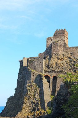 Castello Normanno Aci Castello, Catania, Sicilya, İtalya içinde antik duvarlar
