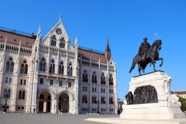 Budapeşte, Macaristan - 5 Mayıs 2018: Heykel, Andrassy Gyula Macaristan Parlamento Binası yanındaki 