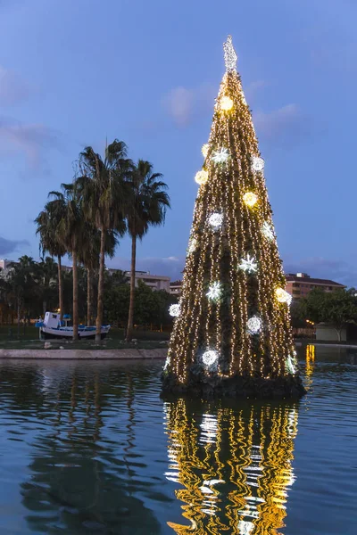 在西班牙马拉加 Huelin 公园照明圣诞树 — 图库照片