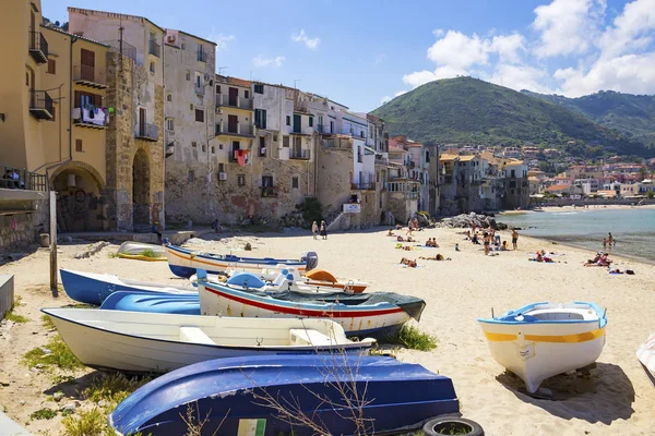 Cefalu Itália Maio 2018 Pessoas Tomando Banho Sol Bela Praia — Fotografia de Stock
