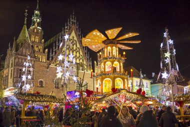 Wroclaw, Polonya - 7 Aralık 2017: Noel Pazarı yakınındaki cityhall Wroclaw kalbinde