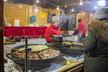 Wroclaw, Polonya - 7 Aralık 2017: Kadın geleneksel Lehçe yemek kış Noel pazarı satıyor