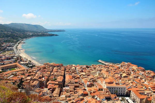 Вид Cefalu Старе Місто Прекрасним Пляжем Середземне Море Сицилія Італія — стокове фото