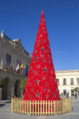 Ronda, İspanya - 14 Aralık 2017: yeni yıl ağacı içinde Ronda Merkezi yakınındaki ünlü Prador de Ronda otel