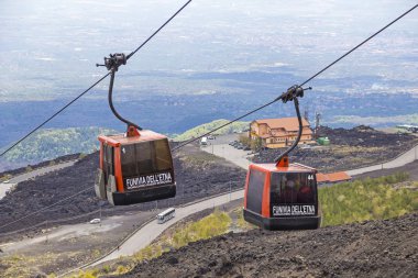 Sicilya, İtalya - 7 Mayıs 2018: Cable car Etna Yanardağı için Rifugio Sapienza üzerinden