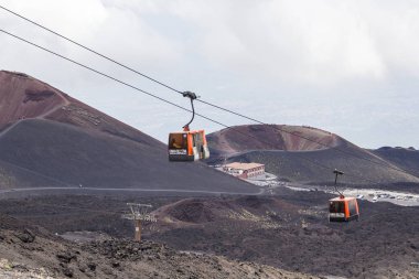 Sicilya, İtalya - 7 Mayıs 2018: Silvestri kraterler ve Etna Yanardağı için kablo arabadan Rifugio Sapienza
