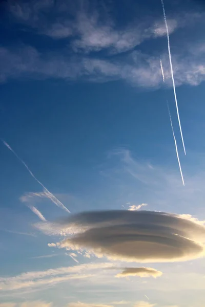 Mavi Gökyüzü Üzerinde Merceksi Bulutlar — Stok fotoğraf