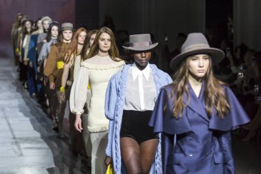 Kiev, Ukrayna - 4 Şubat 2019: Katerina Rutman toplama göstermek sırasında Ukrayna moda haftasında 19-20 Mystetsky Arsenal Kyiv