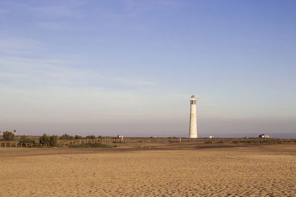 Praia e farol em Morro Jable, Fuerteventura, Espanha Fotos De Bancos De Imagens