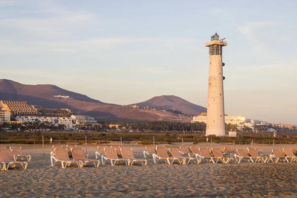Matorral strand und leuchtturm in morro jable, fuerteventura, spa — Stockfoto