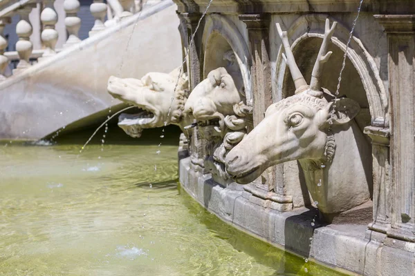 Fonte pretoriana na Piazza Pretoria em Palermo, Itália — Fotografia de Stock