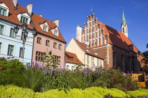 Bonita rua Skarnu na cidade velha de Riga, Letónia — Fotografia de Stock