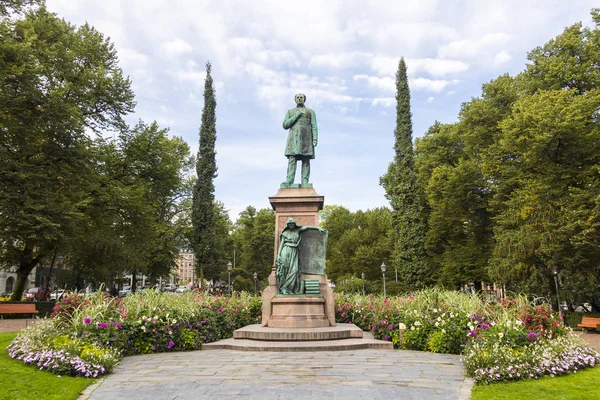 Estátua de Runeberg em Esplanadi em Helsinque, Finlândia — Fotografia de Stock