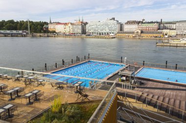 Helsinki'nin merkezinde allas deniz havuzu, Finlandiya