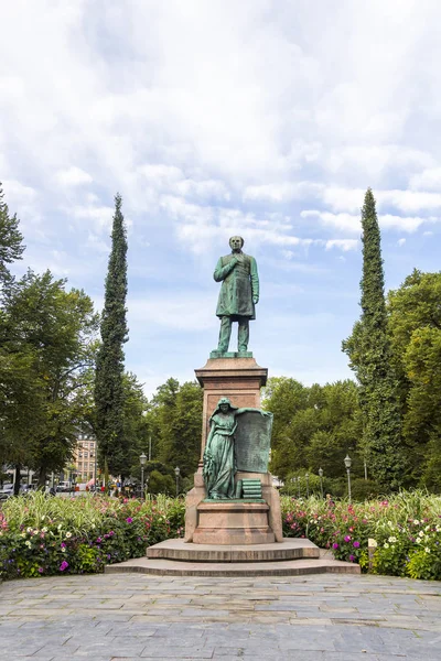 Estátua de Runeberg em Esplanadi em Helsinque, Finlândia — Fotografia de Stock