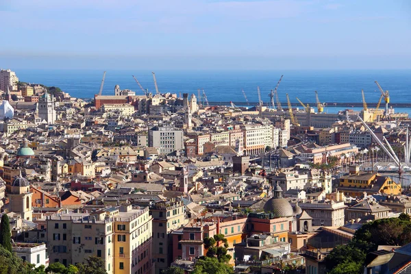 意大利热那亚历史中心和海港的空中景观 — 图库照片