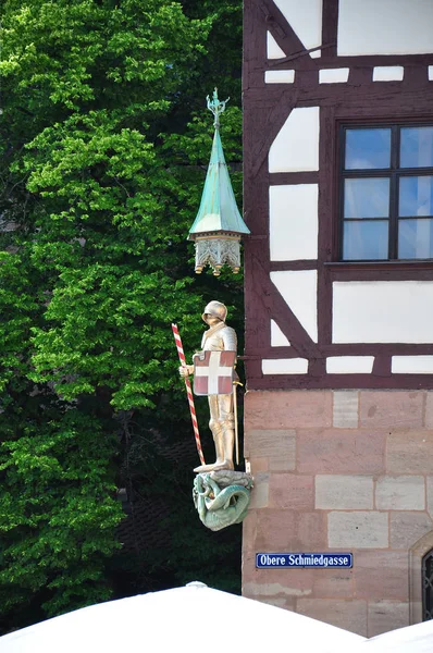 ニュルンベルクのオベレ シュミデガスの聖ゲオルク — ストック写真