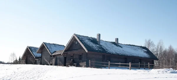 昔から村の冬 古代ログ小屋 — ストック写真