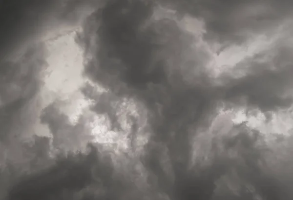 Серое Дождливое Небо — стоковое фото
