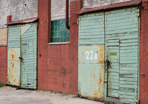 古い工業地域の建物のゲート — ストック写真