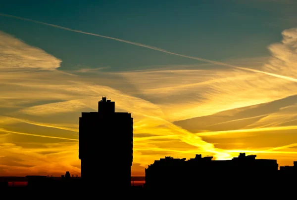 Solnedgång Ett Bostadsområde Siluetter Många Våningar Bostadshus Mot Kvällshimlen — Stockfoto