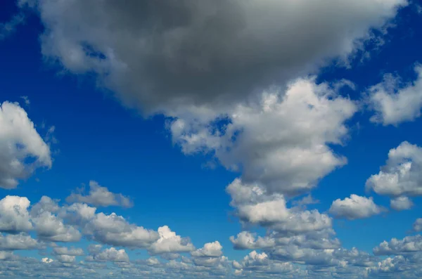 Blå Himmel Med Moln För Bakgrund — Stockfoto