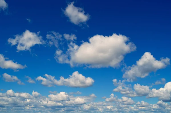 Blå Himmel Med Moln För Bakgrund — Stockfoto